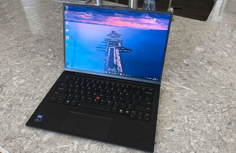 Vista frontal de la computadora portátil Lenovo ThinkPad X1 Carbon Aura Edition