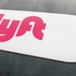 Pegatina Lyft en el vehículo de viaje compartido