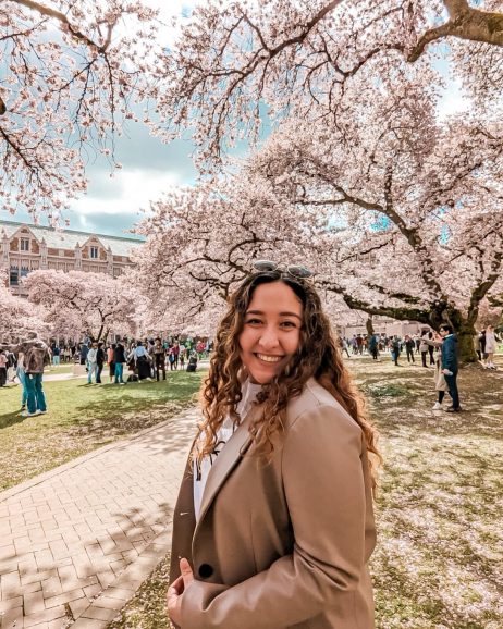 Xiomara en un parque.