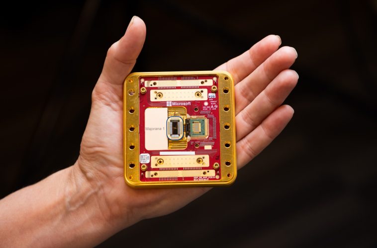 El procesador Majorana 1 de Microsoft es lo suficientemente pequeño como para caber en la palma de una mano.