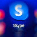 A lo largo de los años, y a medida que mejoraron las velocidades de Internet, Skype evolucionó para incluir videollamadas, mensajes instantáneos, intercambio de archivos y funciones de comunicación grupal