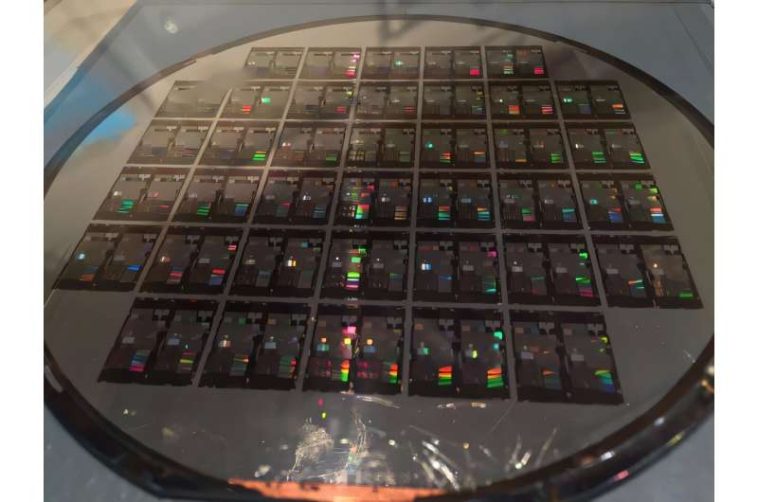 El estudio IEEE aprovecha la fotónica de silicio para hardware de IA escalable y sostenible