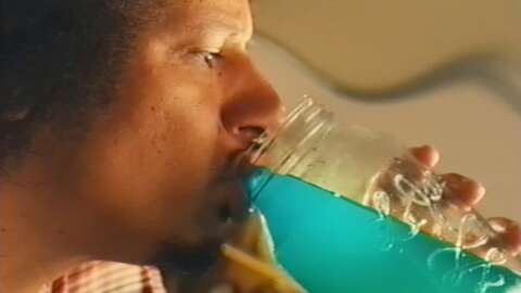 Este comercial de Fortnite al estilo de los años 90 hace que Eric Andre Drink Slurp Juice