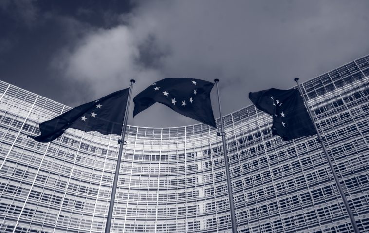 UE equipa al personal con destino a los Estados Unidos con teléfonos con quemador