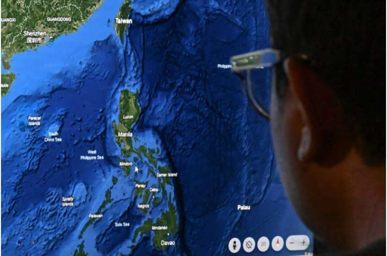 El nombre del Mar del Sur de China permanece visible al norte y al oeste de la zona recién identificado como el Mar de Filipinas Occidental.