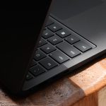 Una foto práctica de la computadora portátil de superficie de 13.8 pulgadas de Microsoft.