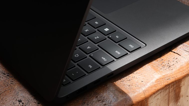Una foto práctica de la computadora portátil de superficie de 13.8 pulgadas de Microsoft.