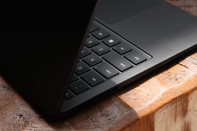 Una foto práctica de la computadora portátil de superficie de 13.8 pulgadas de Microsoft.