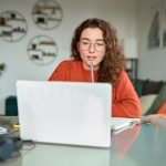 Guía del comprador empresarial: cómo seleccionar una plataforma de experiencia de aprendizaje