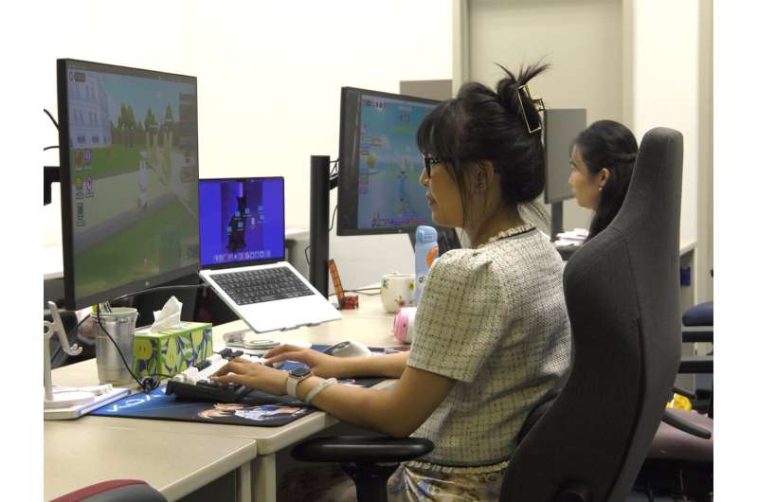 Hora de juego entre hermanos y amigos para mantener a los niños seguros en videojuegos en línea
