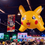 Un pikachu gigante colgando sobre la multitud en Pokemon Worlds 2025