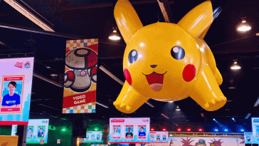 Un pikachu gigante colgando sobre la multitud en Pokemon Worlds 2025