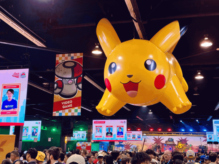 Un pikachu gigante colgando sobre la multitud en Pokemon Worlds 2025