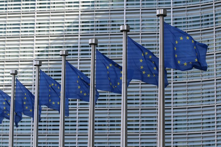 Macron quiere una acción de la UE contra las empresas tecnológicas estadounidenses después de las amenazas arancelas de Trump