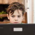 Niño en la computadora