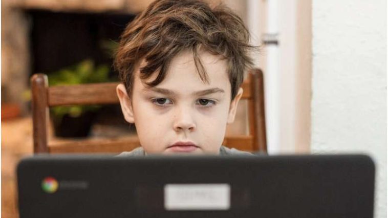 Niño en la computadora