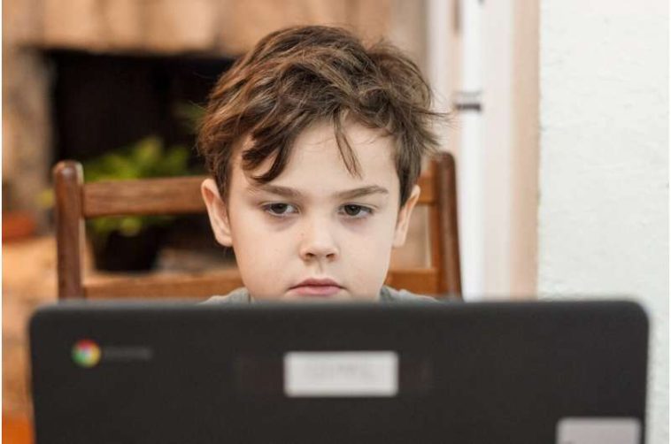 Niño en la computadora