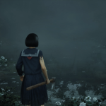 Hinako mira un estanque rodeado de flores blancas en Silent Hill f.