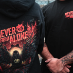 La nueva sudadera y camiseta Never Fight Alone.