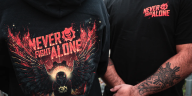 La nueva sudadera y camiseta Never Fight Alone.
