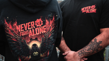 La nueva sudadera y camiseta Never Fight Alone.