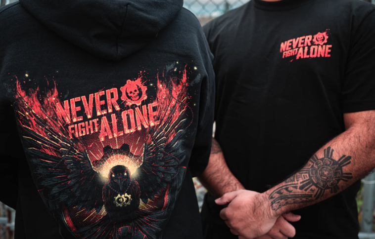 La nueva sudadera y camiseta Never Fight Alone.