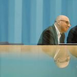 Sinan Selen (L), el jefe designado del Servicio de Espía Doméstico BFV de Alemania, y el presidente de Bitkom, Ralf Wintergerst, ofrece una conferencia de prensa en Berlín