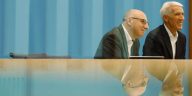 Sinan Selen (L), el jefe designado del Servicio de Espía Doméstico BFV de Alemania, y el presidente de Bitkom, Ralf Wintergerst, ofrece una conferencia de prensa en Berlín