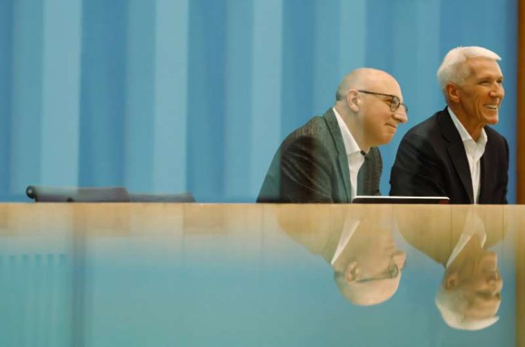 Sinan Selen (L), el jefe designado del Servicio de Espía Doméstico BFV de Alemania, y el presidente de Bitkom, Ralf Wintergerst, ofrece una conferencia de prensa en Berlín