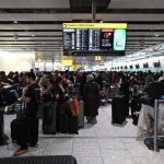 Los viajeros esperan en el aeropuerto de Heathrow de Londres, uno de los principales aeropuertos europeos, incluidos Bruselas y Berlín, atropellado por un ciberataque