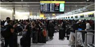 Los viajeros esperan en el aeropuerto de Heathrow de Londres, uno de los principales aeropuertos europeos, incluidos Bruselas y Berlín, atropellado por un ciberataque
