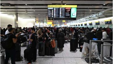Los viajeros esperan en el aeropuerto de Heathrow de Londres, uno de los principales aeropuertos europeos, incluidos Bruselas y Berlín, atropellado por un ciberataque