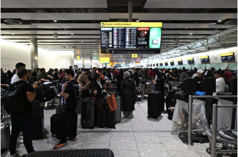 Los viajeros esperan en el aeropuerto de Heathrow de Londres, uno de los principales aeropuertos europeos, incluidos Bruselas y Berlín, atropellado por un ciberataque