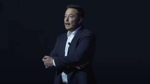 El Papa dice que le preocupa cuánto dinero ganan los CEO como Elon Musk