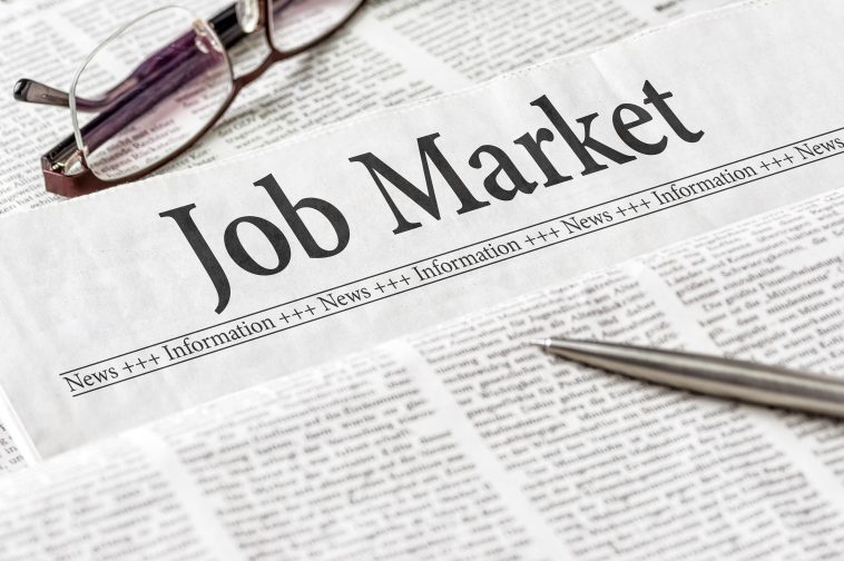 Como la IA redefine el trabajo, los empleadores estadounidenses cortan trabajos y siguen siendo cautelosos al contratar