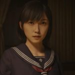 Hinako se encuentra en una habitación con poca luz.