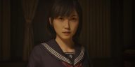 Hinako se encuentra en una habitación con poca luz.