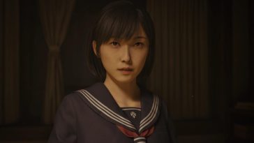 Hinako se encuentra en una habitación con poca luz.