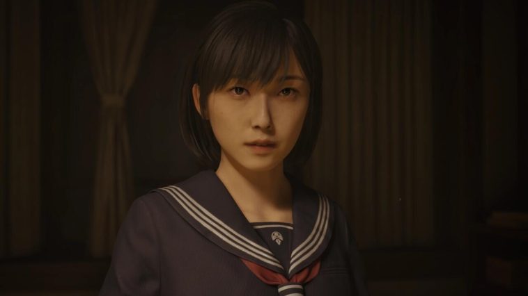 Hinako se encuentra en una habitación con poca luz.