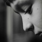 niño en blanco y negro