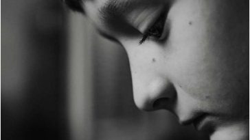 niño en blanco y negro