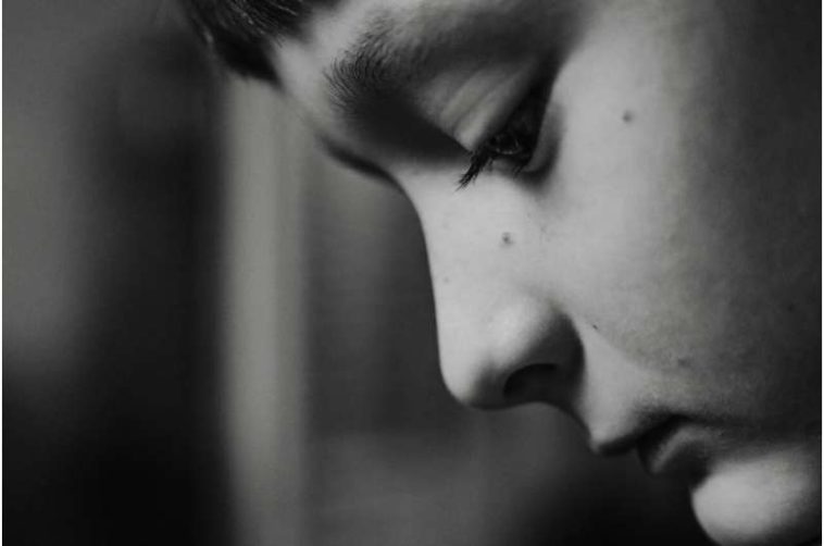 niño en blanco y negro