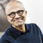 Satya Nadella corre asustada. Eso es algo bueno.