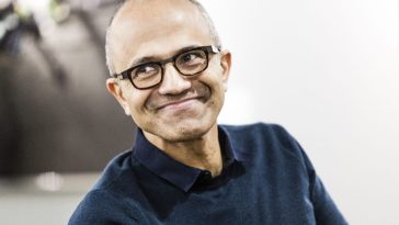 Satya Nadella corre asustada. Eso es algo bueno.