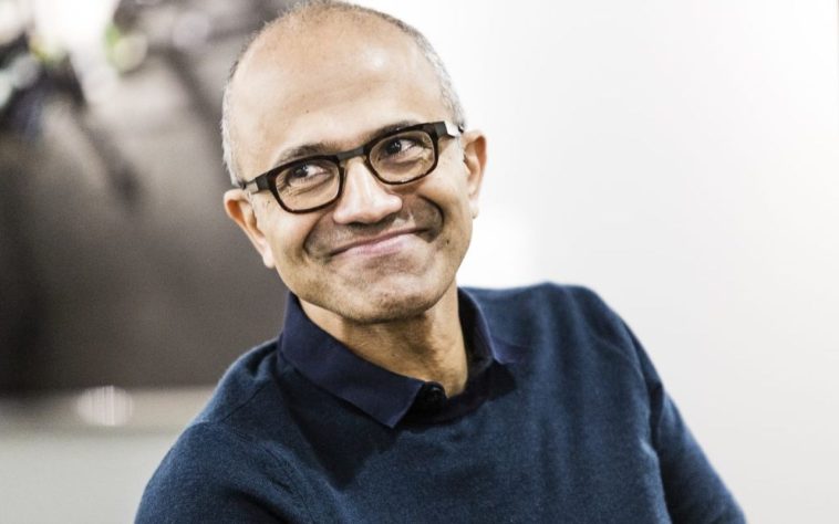 Satya Nadella corre asustada. Eso es algo bueno.