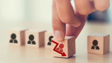 Los despidos relacionados con la IA a menudo afectan a los puestos de nivel inicial y a los trabajadores jóvenes