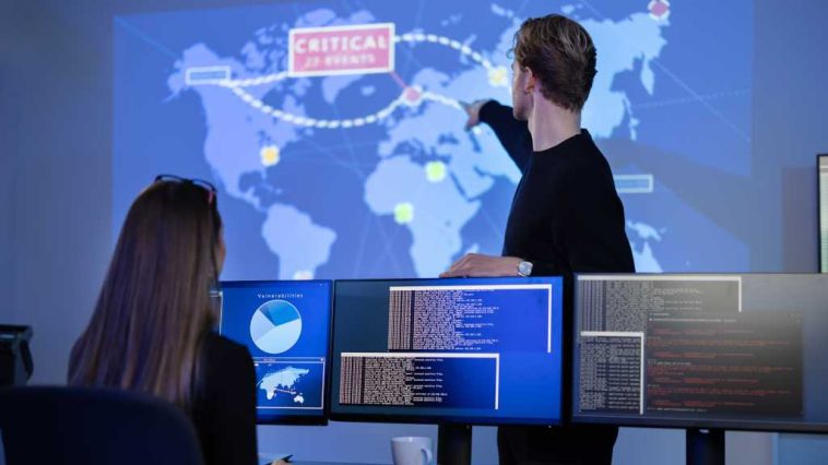 Equipo de seguridad cibernética que trabaja en un centro de operaciones de seguridad cibernética SOC para proteger el centro de datos contra violaciones de seguridad