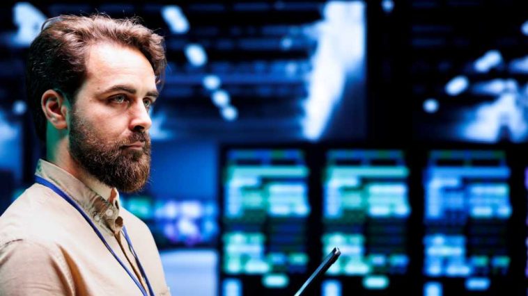 Programador de TI meticuloso que configura firewalls de ciberseguridad avanzados y sistemas de detección de intrusos en instalaciones de alta tecnología. Técnico experto en prevención de piratería informática, malware y ataques de denegación de servicio