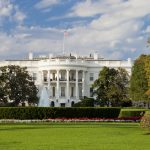 Trump ordena al Departamento de Justicia que cuestione las leyes estatales sobre inteligencia artificial