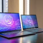 Las computadoras portátiles MSI Prestige 16 Flip AI Plus y Prestige 14 Flip AI Plus, una al lado de la otra sobre una mesa.